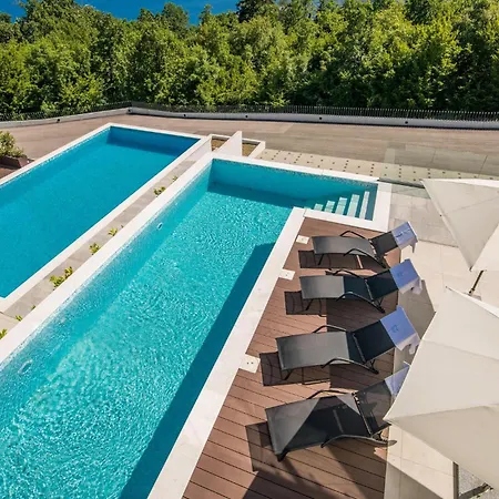 In With Swimming Pool Vakantiehuis