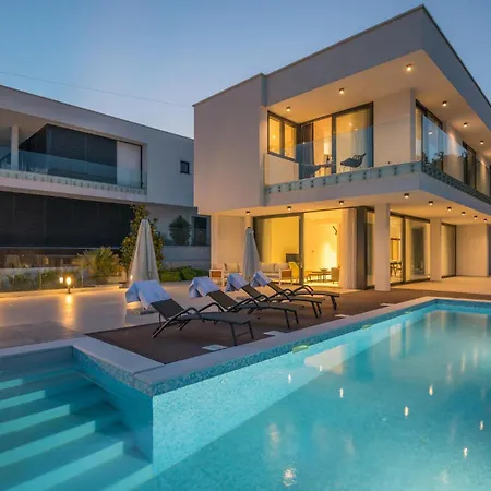 In With Swimming Pool Casa vacanze